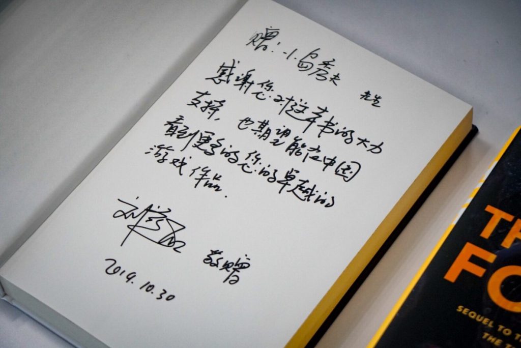 刘慈欣送小岛秀夫《三体》英文版:希望在中国看到您更多游戏作品-Gamewower