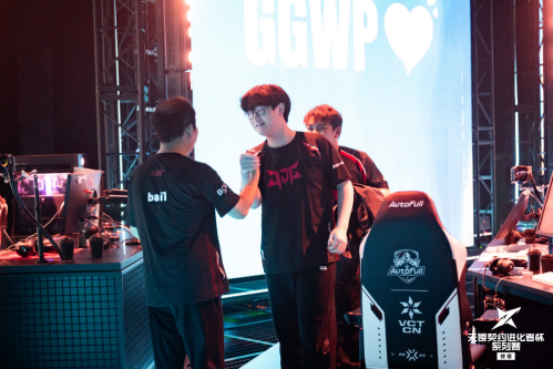 决战终章,FPX夺得2025无畏契约进化者杯系列赛终章冠军-游戏价值论