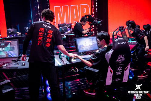 决战终章,FPX夺得2025无畏契约进化者杯系列赛终章冠军-游戏价值论