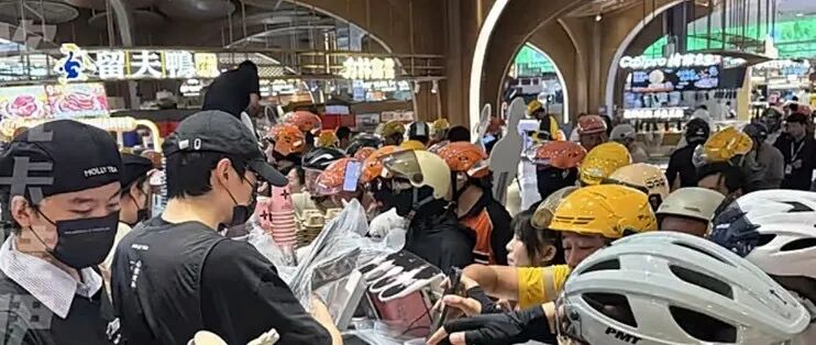 毫无铺垫空降第六男主，《恋与深空》玩家一小时刷评16万，五家单推集体破防，被指讨好海外玩家-游戏价值论